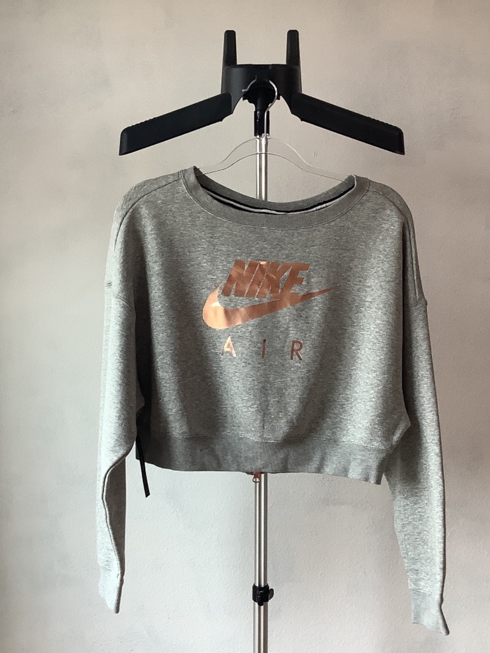 NWT Nike Womens Gray Copped Crew Neck Sweater With Rose Gold Lettering Small